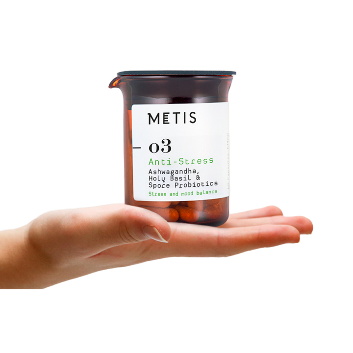 Een uitgestrekt hand met een bekertje Metis Anti-Stress 03
